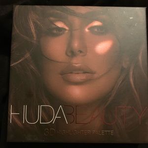 Huda Beauty 3D highlighter palette